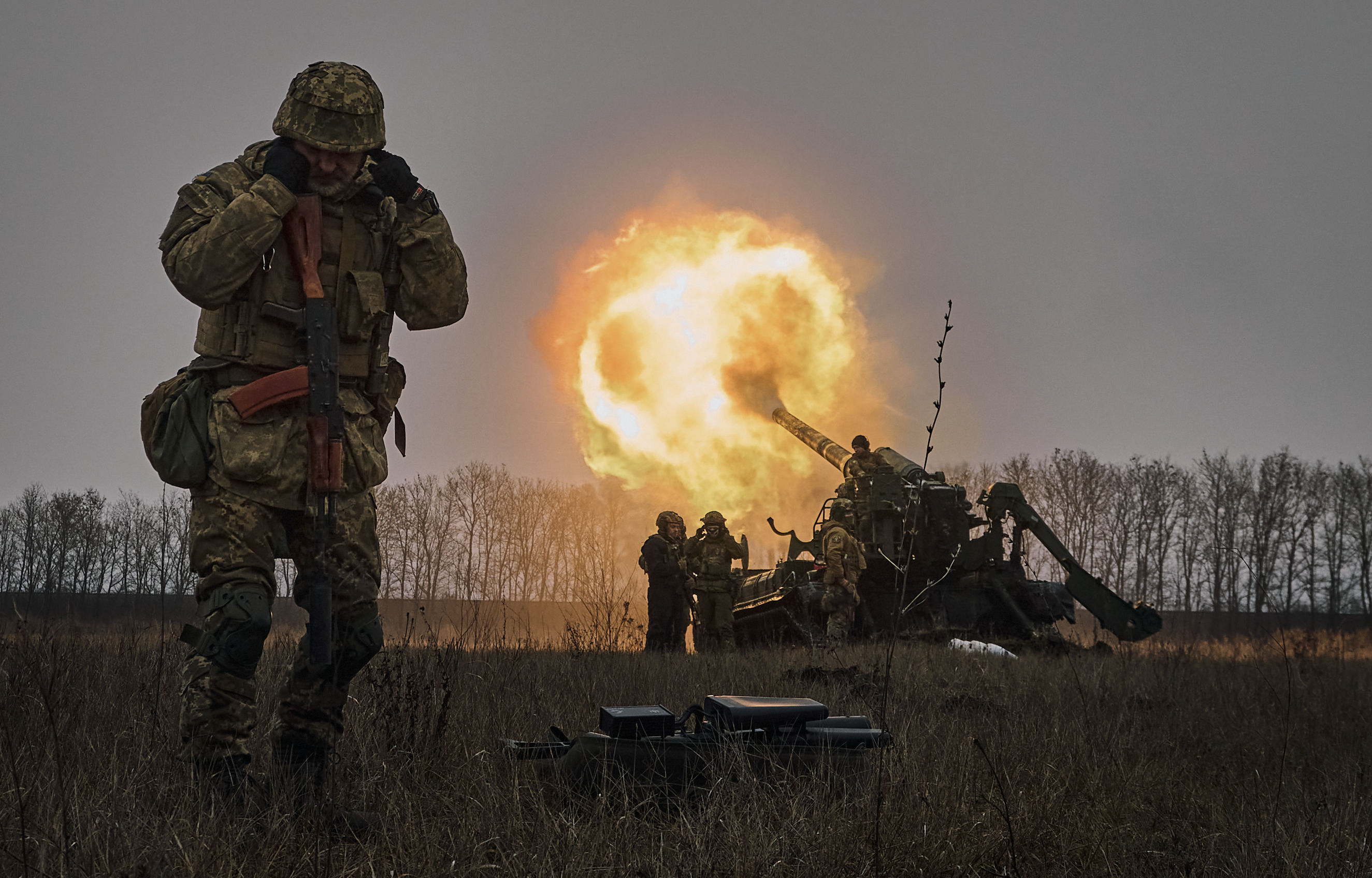 ▲▼ 烏兵在巴赫姆特附近向俄軍陣地發射2S7自走砲。（圖／達志影像／美聯社）
