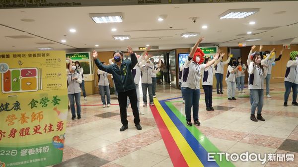 ▲為慶祝2月22日營養師節，台南市學校營養師在永華市政中心大秀舞技，別出心裁以「『我的餐盤』健康操快閃活動」表達對自己職業的熱愛與專業。（圖／記者林悅翻攝，下同）