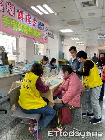 ▲台南市郭綜合醫院與健保署南區業務組合作，開通使用「虛擬健保卡」看診服務，民眾只要下載健保快易通APP申請虛擬健保卡後，攜帶智慧型手機免掃描器即可看診。（圖／記者林悅翻攝，下同）