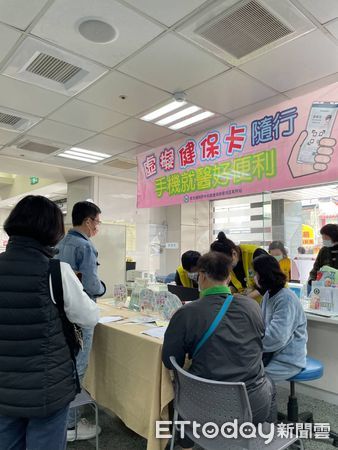 ▲台南市郭綜合醫院與健保署南區業務組合作，開通使用「虛擬健保卡」看診服務，民眾只要下載健保快易通APP申請虛擬健保卡後，攜帶智慧型手機免掃描器即可看診。（圖／記者林悅翻攝，下同）