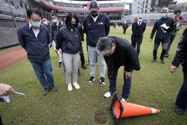 ▲▼積水全滿…市府開首次新竹棒球場體檢會 驚呼：球場怎變魚缸。（圖／新竹市政府）