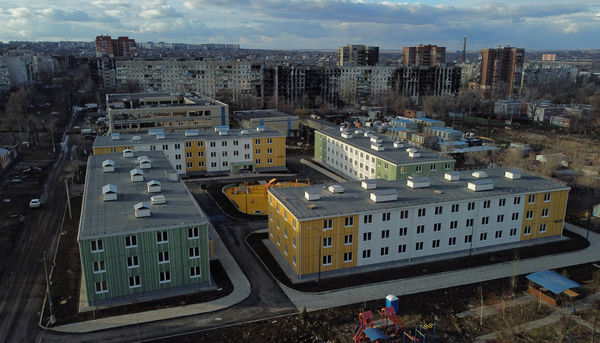 ▲▼落入俄方控制近10個月後的馬力波（Mariupol）城市入口矗立俄語標誌，多了新建的公寓和許多墓地。（圖／路透）