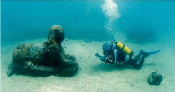 栩栩如生的巨型雕像，雖然跨越千年再次相見，但在海水中的法老城依舊充滿神秘而莊重氣息。（圖／翻攝自推特）