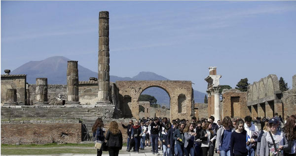 公元79年8月24日中午，維蘇威火山忽然大噴發，繁榮的龐貝古城（Pompeii）瞬間被落下的火山灰覆蓋，約2萬人罹難。（圖／達志／美聯社）