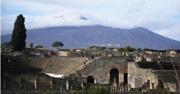 在公元79年以前，羅馬的貴族富商們在龐貝城營建別墅，開設旅館和商店，人口增至25000多人，成為鼎盛一時的繁華城市。（圖／達志／美聯社）