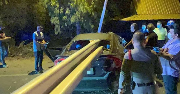 泰國一名警察日前凌晨下班開車回家，行駛在一處道路時飆速超車，結果整輛車直接失控，撞上路邊護欄。（圖／翻攝Thaiger）