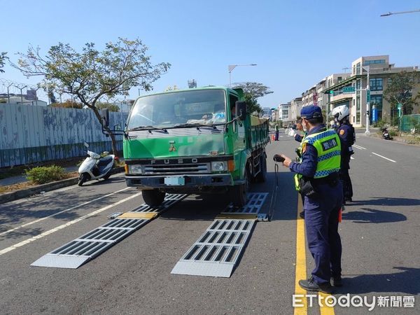 ▲永康警分局運用科技執法裝備「攜帶式活動地磅」器材，針對大型載重車往來重要路段實施攔檢、過磅，以遏止駕駛人違規超載，惡意逃避過磅，取締強度增20％。（圖／記者林悅翻攝，下同）