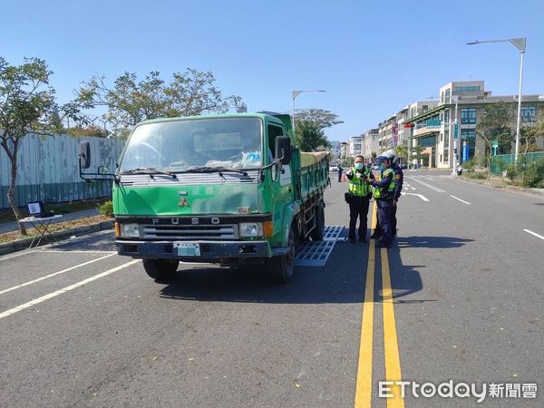 ▲永康警分局運用科技執法裝備「攜帶式活動地磅」器材，針對大型載重車往來重要路段實施攔檢、過磅，以遏止駕駛人違規超載，惡意逃避過磅，取締強度增20％。（圖／記者林悅翻攝，下同）