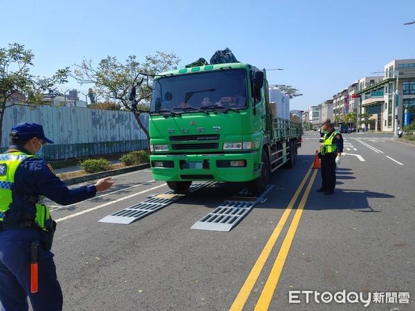 ▲永康警分局運用科技執法裝備「攜帶式活動地磅」器材，針對大型載重車往來重要路段實施攔檢、過磅，以遏止駕駛人違規超載，惡意逃避過磅，取締強度增20％。（圖／記者林悅翻攝，下同）