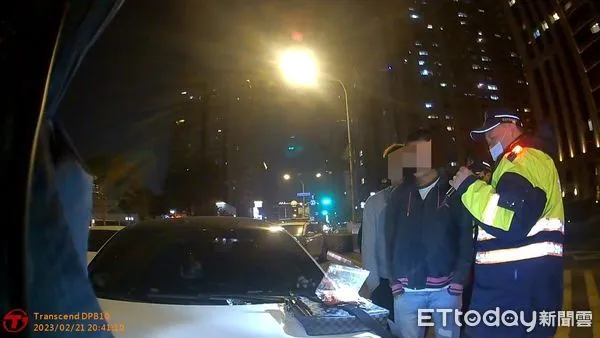 ▲台南市警四分局育平所在安平永華路一帶發現27歲龔姓男子駕自小客車形跡可疑，經示警攔停實施盤查，起獲毒咖啡包等一批，將龔嫌及車上35歲許男依毒品罪嫌送辦。（圖／記者林悅翻攝，下同）