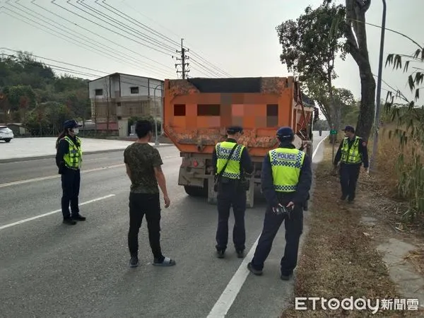 ▲台南市近來發生多起大型車輛肇事致死亡之交通意外，台南市警白河分局交通組長林世宗率員向業者宣導交安及嚴格取締大型車違規。（圖／記者林悅翻攝，下同）