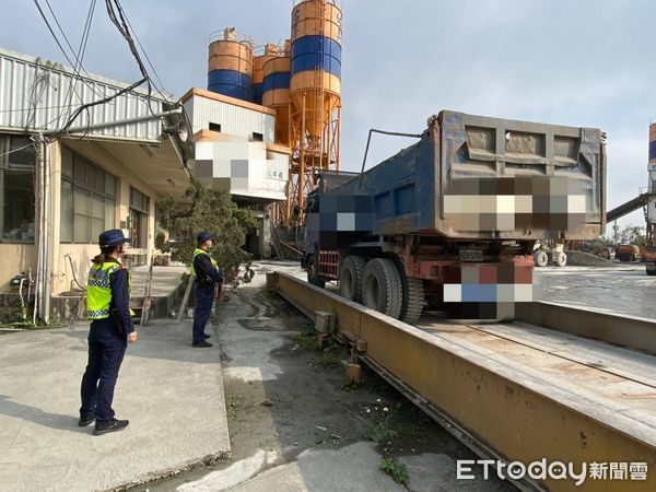 ▲台南市近來發生多起大型車輛肇事致死亡之交通意外，台南市警白河分局交通組長林世宗率員向業者宣導交安及嚴格取締大型車違規。（圖／記者林悅翻攝，下同）