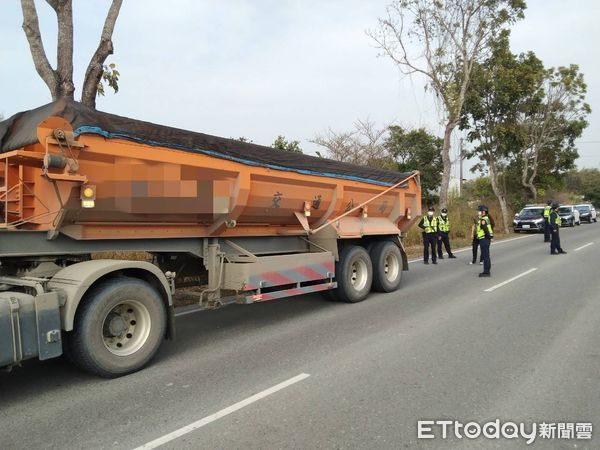 ▲台南市近來發生多起大型車輛肇事致死亡之交通意外，台南市警白河分局交通組長林世宗率員向業者宣導交安及嚴格取締大型車違規。（圖／記者林悅翻攝，下同）