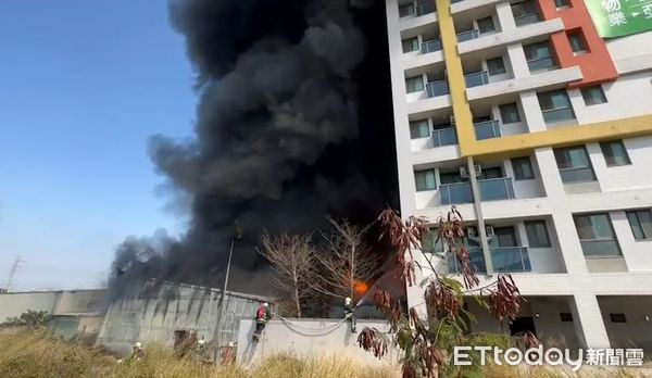 ▲▼      亞洲大學旁塑膠工廠火警       。（圖／記者白珈陽攝）