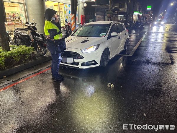 ▲一輛福特FOCUS跑車停路旁卻橫遭玻璃罐砸毀前檔，車主報案提告毀損。（圖／記者張君豪翻攝）