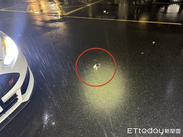 ▲一輛福特FOCUS跑車停路旁卻橫遭玻璃罐砸毀前檔，車主報案提告毀損。（圖／記者張君豪翻攝）