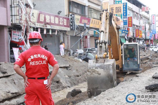 高雄氣爆現場,救難人員緊盯怪手挖掘,避免漏看生還者。(圖/記者黃克翔攝)