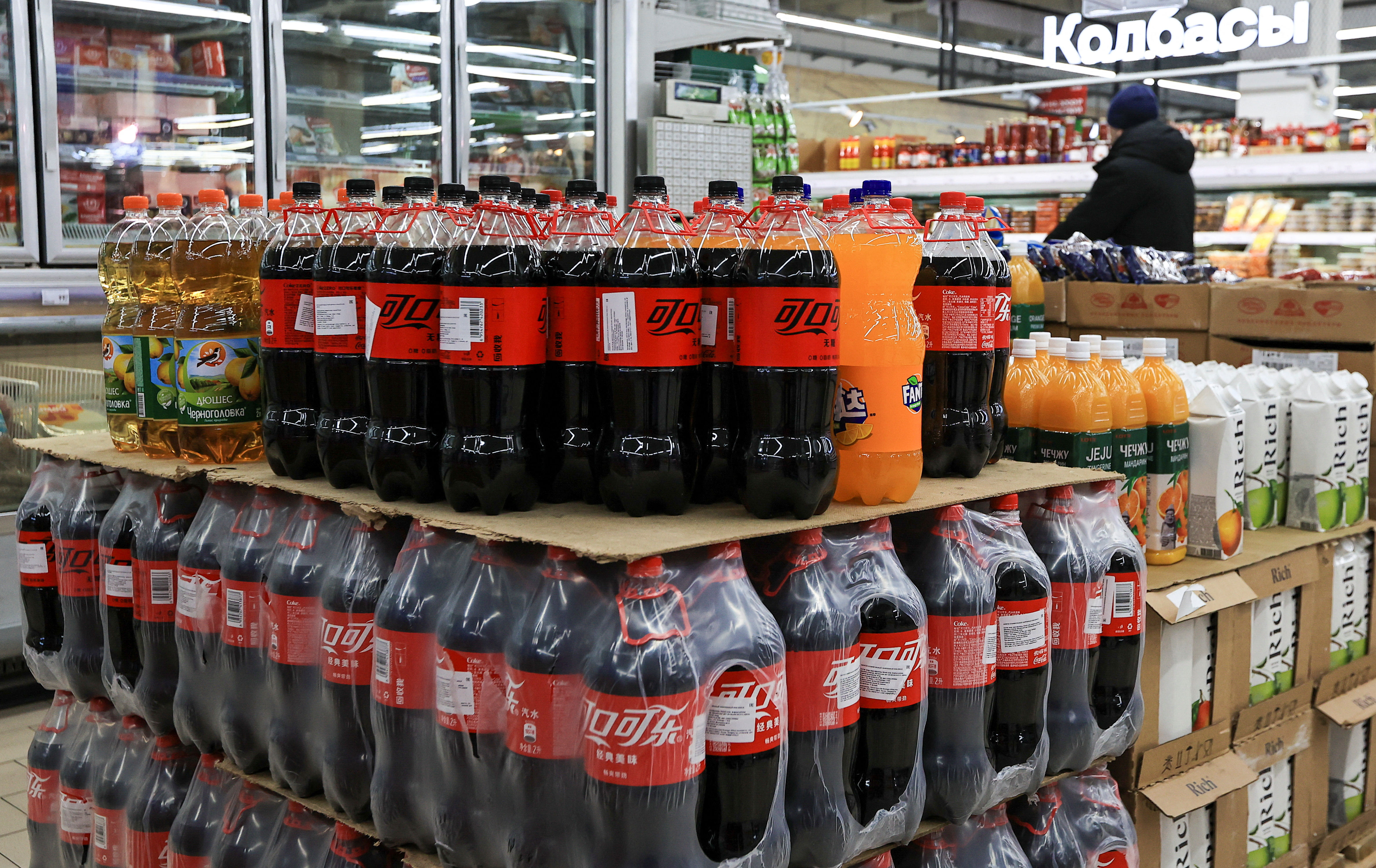▲▼  從中國、日本進口的可樂一起陳列在海參威一家商店貨架上。（圖／路透）