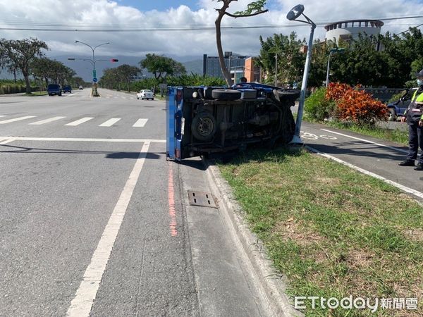 ▲自撞路燈，駕駛脫困後便自行離開。（圖／記者楊鈞典攝）