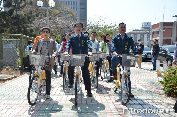 ▲台南市民期待的公共自行車YouBike 2.0系統，23日在台南市政府旁西拉雅廣場舉行啟用儀式，共計77站、800輛自行車投入服務。（圖／記者林悅翻攝，下同）