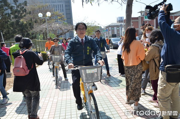 ▲台南市民期待的公共自行車YouBike 2.0系統，23日在台南市政府旁西拉雅廣場舉行啟用儀式，共計77站、800輛自行車投入服務。（圖／記者林悅翻攝，下同）