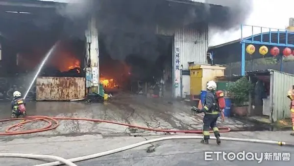 ▲▼        新北八里輪胎工廠火警     。（圖／消防提供）