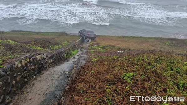 ▲新北轎車突暴衝！滑落10米邊坡卡住 駕駛命大無傷。（圖／記者郭世賢翻攝）