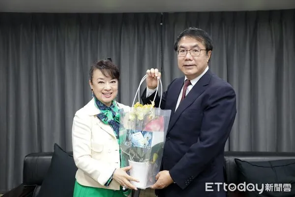 ▲台南市長黃偉哲會晤知名旅日女星翁倩玉，並致贈蘭花盆栽，邀請翁倩玉3月來台南後壁參觀台灣國際蘭展。（圖／記者林悅翻攝，下同）
