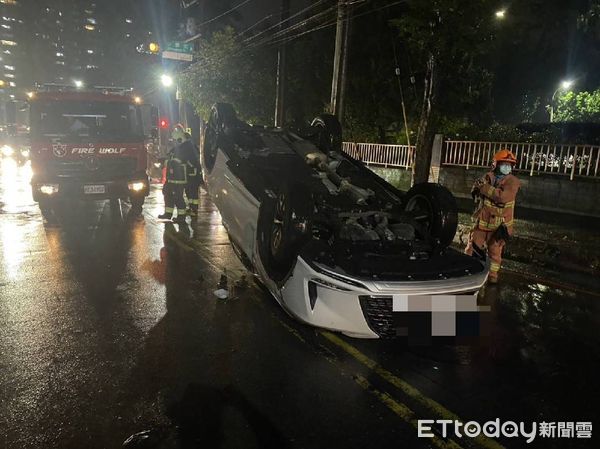 ▲汐止區茄苳路23日晚間發生休旅車擦撞路旁車輛後翻覆意外。（圖／記者張君豪翻攝）