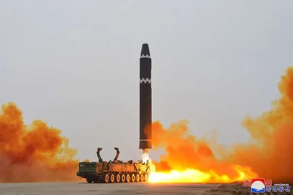 ▲▼北韓18日發射火星-15洲際彈道飛彈。（圖／翻攝朝中社）