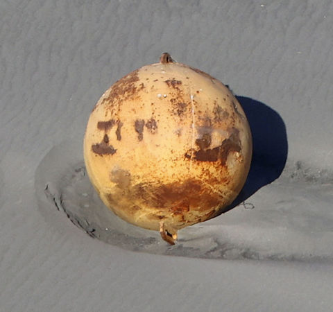 ▲▼日本靜岡濱松市海灘發現不明巨大鐵球。（圖／路透）