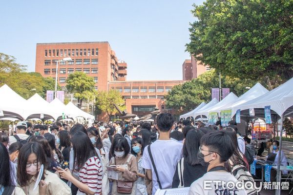 ▲全台最豐富的院系博覽會「成大單車節」在國立成功大學光復校區榕重磅登場，現場推出超過40學系攤位，並由熱情的成大學長姐擔任「高中生引路人」，提供最多元有趣的升學探索方向。（圖／記者林悅翻攝，下同）