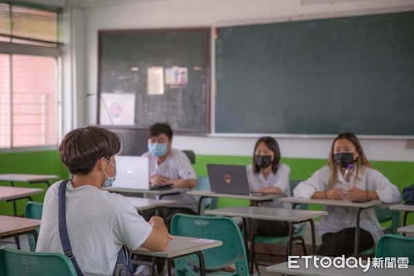 ▲全台最豐富的院系博覽會「成大單車節」在國立成功大學光復校區榕重磅登場，現場推出超過40學系攤位，並由熱情的成大學長姐擔任「高中生引路人」，提供最多元有趣的升學探索方向。（圖／記者林悅翻攝，下同）