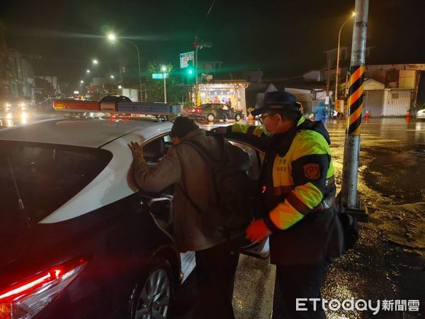 ▲九旬無車可搭老翁返家，員警協助返家。（圖／記者楊漢聲翻攝）