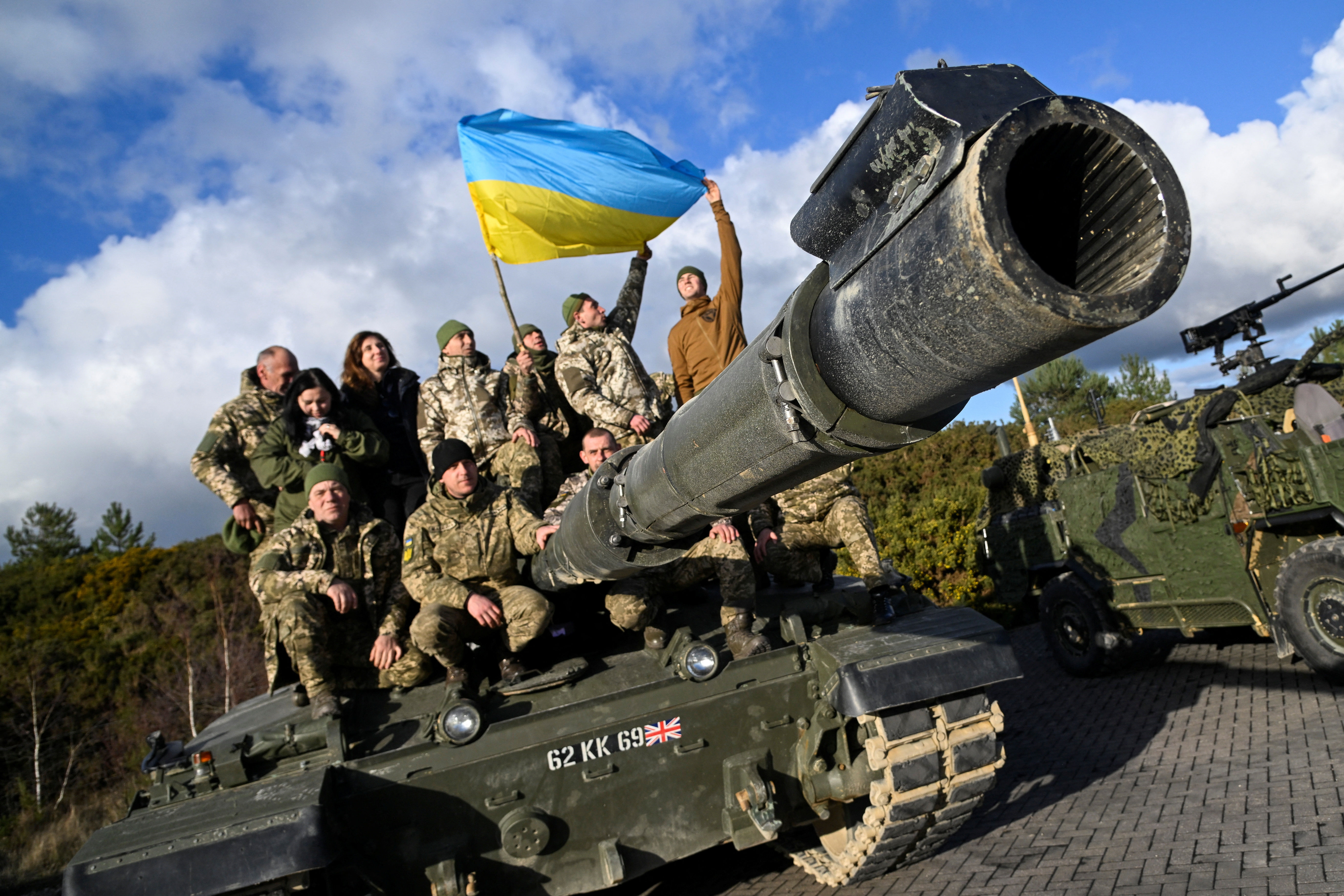 ▲英國訓練烏克蘭軍隊，烏軍成員在挑戰者2戰車上揮舞國旗。（圖／路透）