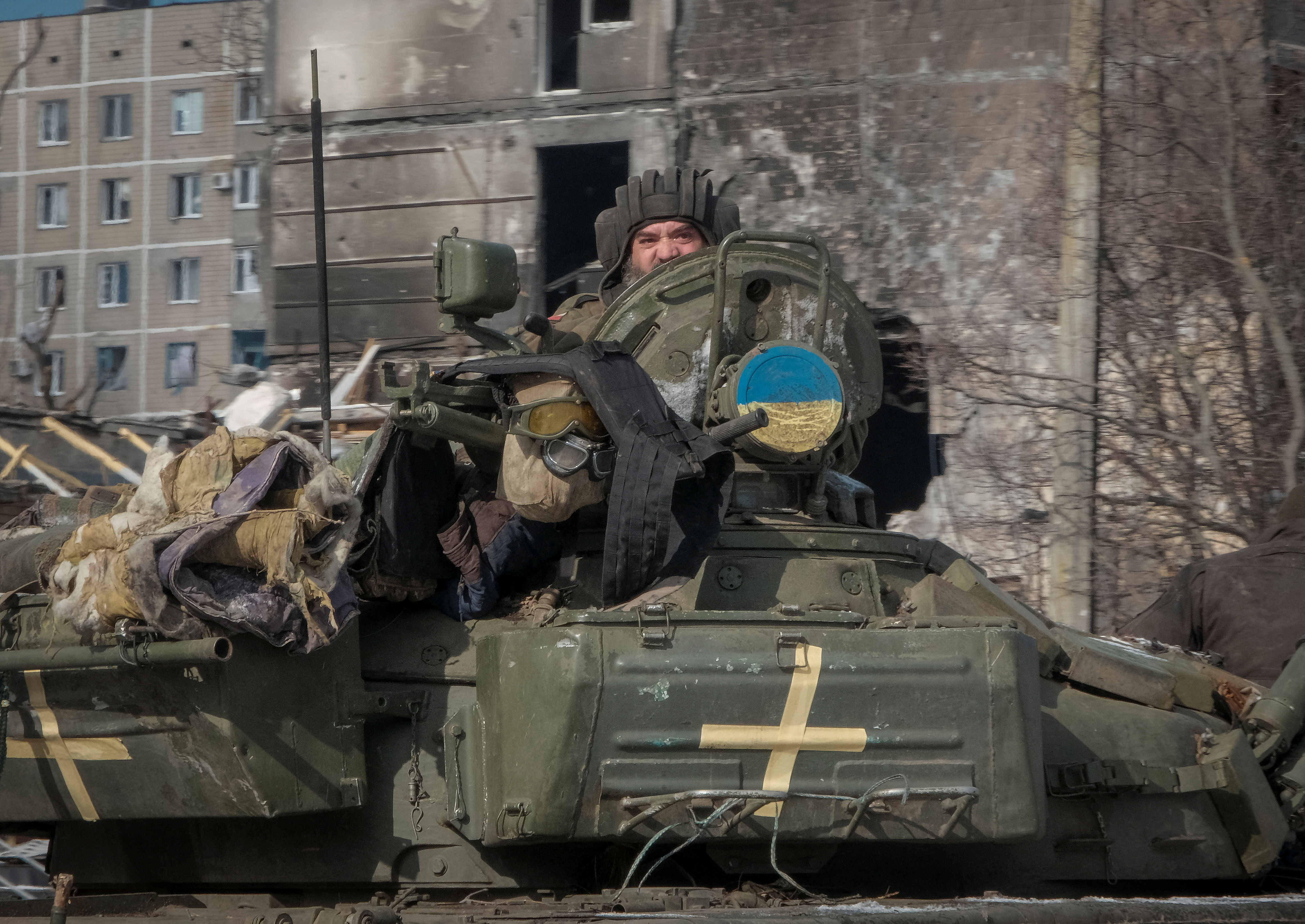 ▲烏軍駕駛坦克出現在前線城鎮布格列達爾。（圖／路透）