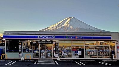 極美打卡點！LAWSON河口湖站前店「背後乾淨雪白富士山」　觀光客瘋拍