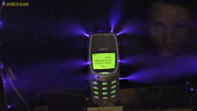 考驗神機Nokia 3310耐受度！　YTR「用百萬伏特充電」驚人結果曝