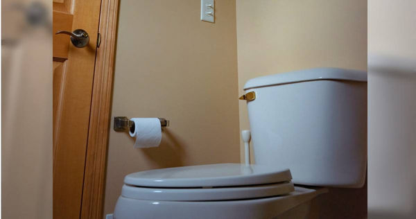 大多數人都認為廁所內的馬桶細菌最多，但毒理專家招名威就提醒，期時廁所內門把上的細菌數量跟馬桶蓋差不多。（示意圖／unsplash）