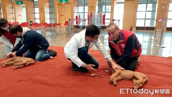 ▲▼  新北寵物公會理事長侯兆誠與400名業者共同參與由動保處主辦的寵物急救CPR研習。（圖／記者戴上容攝）