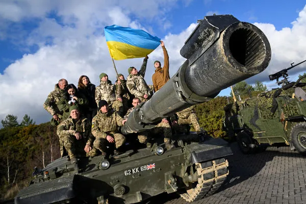 ▲▼英國訓練烏克蘭軍隊，烏軍成員在挑戰者2戰車上揮舞國旗。（圖／路透）