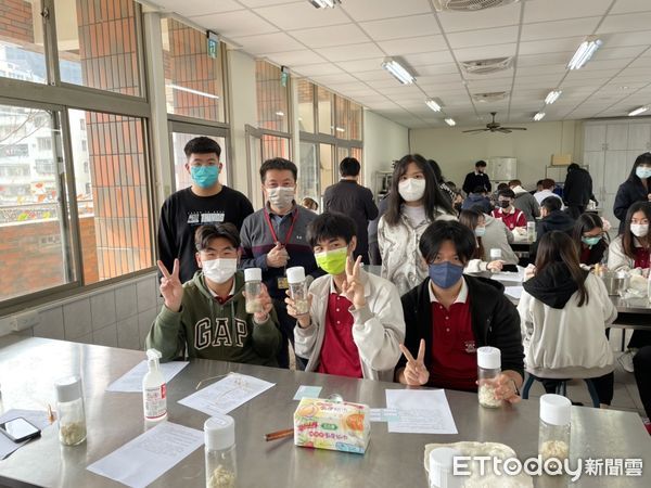 ▲嘉南藥理大學生活保健科技系24日與高雄明誠中學合作舉辦「釀酒成年禮」活動，由嘉藥師生帶領明誠中學即將滿18歲的同學手作釀造「成年禮米酒」。（圖／記者林悅翻攝，下同）