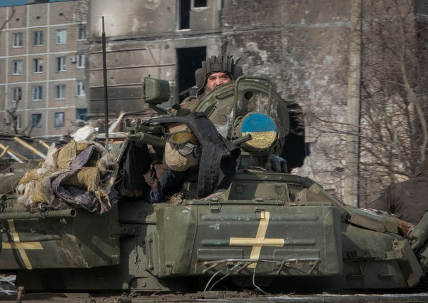 ▲▼烏軍駕駛坦克出現在前線城鎮布格列達爾。（圖／路透）