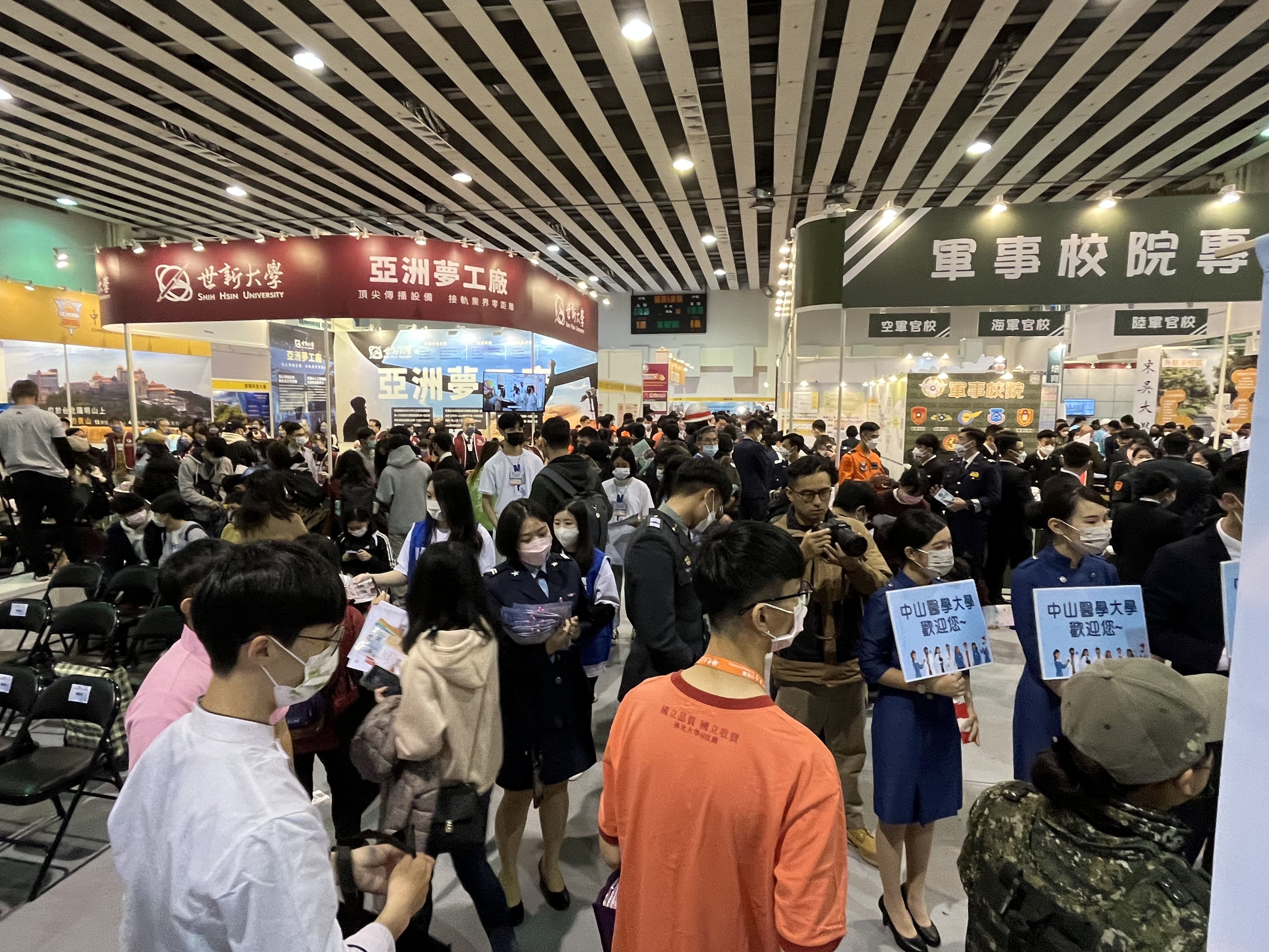 ▲▼大學博覽會今天登場，不少公私立大學祭出高額獎學金搶收頂尖學生。（圖／記者許敏溶攝）