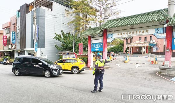 ▲桃園警分局因應228連續假期掃墓車潮湧入，在桃園殯儀館園區周遭道路進行交通疏導。（圖／記者沈繼昌翻攝）