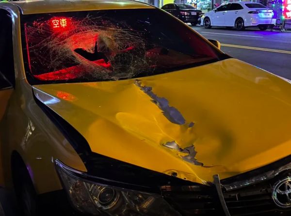 ▲▼台中計程車撞行人。（圖／翻攝記者新聞網）