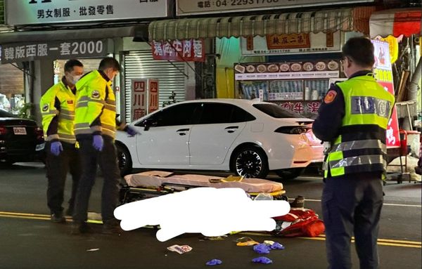 ▲▼台中計程車撞行人。（圖／翻攝記者新聞網）