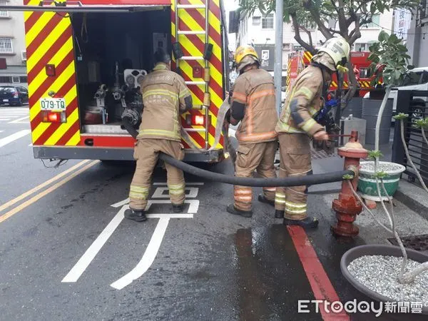 ▲台南中西區觀亭街發生民宅，25日上午6時29分發生火警，消防人員發現起火的是5樓RC建築物，為二樓冒出大量濃煙，消防人員協助疏散住戶並進行出水搶救滅火。（圖／民眾提供，下同）