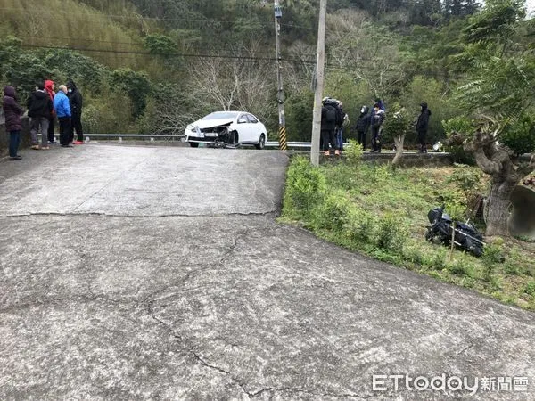 ▲▼台三線苗栗三灣路段轉彎車擦撞直行大重機，騎士摔落路旁邊坡擦傷。（圖／記者蔡文淵翻攝）