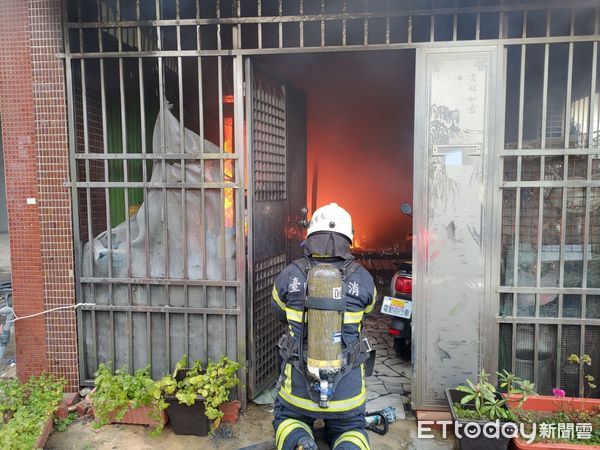 ▲台南市新營區南昌街１處民宅發生火警，現場竄出火舌及濃煙，消防人員到場，馬上出水搶救，幸未有人員傷亡。（圖／民眾提供，下同）